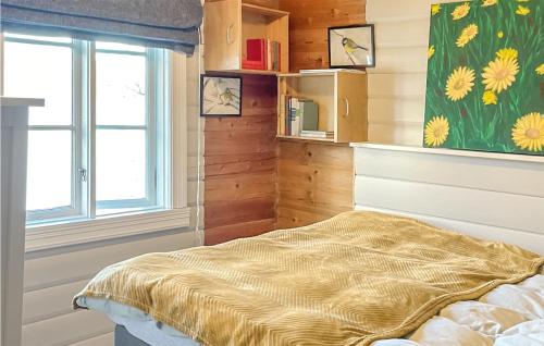 um quarto com uma cama e duas janelas em Beautiful Home In Noresund With Kitchen em Noresund