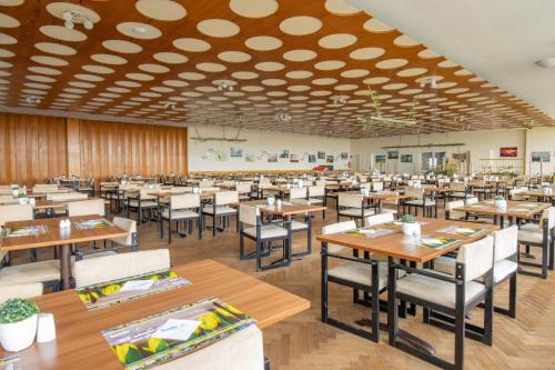Un restaurante u otro lugar para comer en Ferien Hotel Rennsteigblick