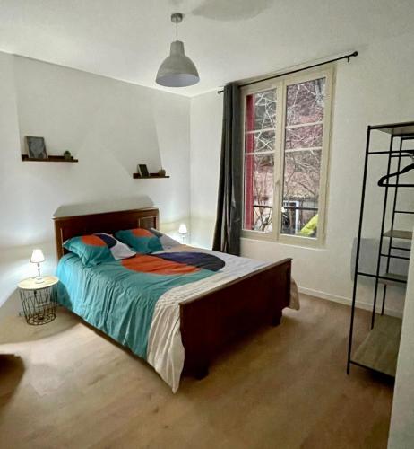 une chambre avec un lit et une fenêtre dans l'établissement Villa La Butte, à La Bourboule