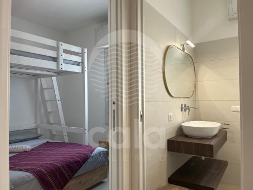een badkamer met een wastafel en een stapelbed bij Villa Areia - Spiaggia a 10m By Cala Salento in Porto Cesareo