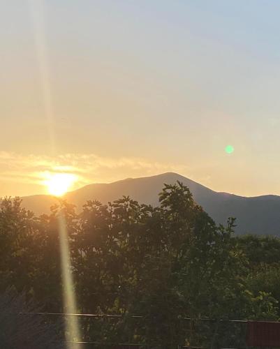 a sunset with the sun setting over the mountains at La Colombaia Amiata in Arcidosso