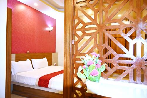 sypialnia z łóżkiem z drewnianą ścianą w obiekcie HOTEL PERFECT PLAZA w Dźanakpur