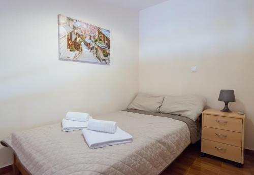 une petite chambre avec un lit avec des serviettes dessus dans l'établissement Mat Old Town Apartments B, à Réthymnon