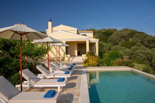 Willa z basenem z krzesłami i parasolem w obiekcie Serene villa Meganisi - Seaview & Exclusive Pool w mieście Meganisi