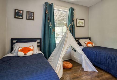 a bedroom with two beds and a tent at Comfy Cozy House Downtown, Ut Games, &smoky Mtns in Knoxville