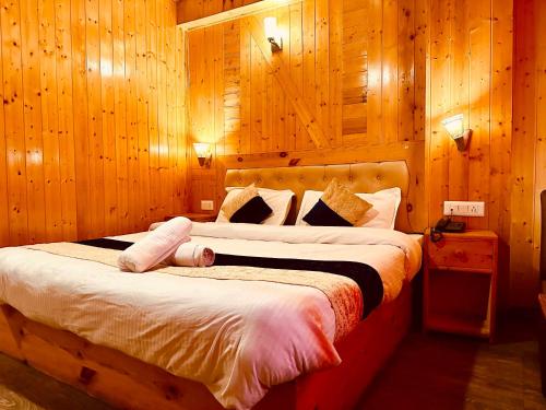 Una cama o camas en una habitación de OYO 70159 Hotel Wooib