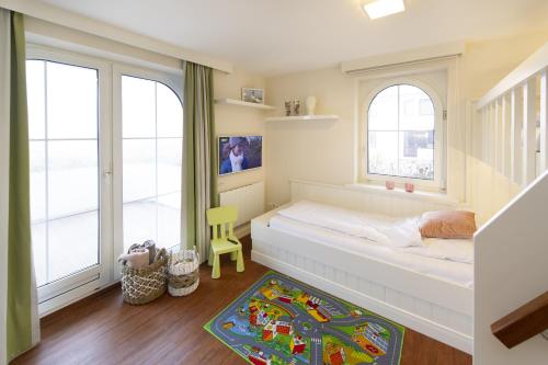 Postel nebo postele na pokoji v ubytování Villa Marina - Strandkorb mit Meerblick