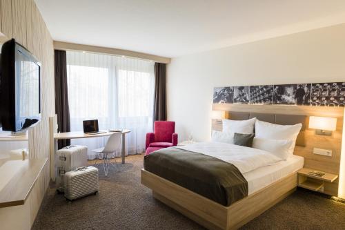 A bed or beds in a room at Best Western Plus Parkhotel Velbert