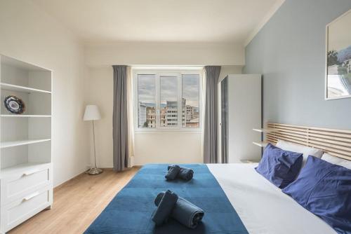sypialnia z dużym łóżkiem i oknem w obiekcie Veni Central View 2Bdr Apt w Atenach