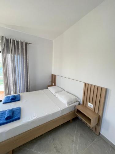 Villa Soni Oruci في كساميل: غرفة نوم صغيرة بها سرير ونافذة
