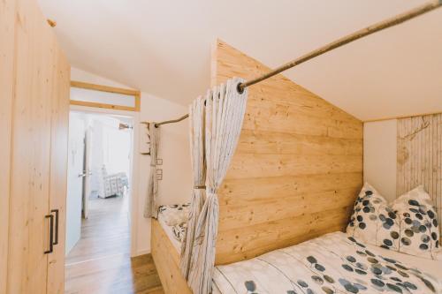 Postel nebo postele na pokoji v ubytování Guggis boarding Fewo inkl Büro