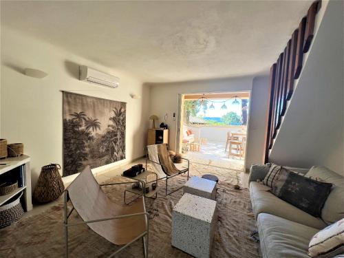 una sala de estar con un sofá y una mesa en Casetta Cala Rossa, en Lecci
