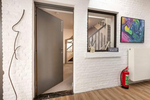 un corridoio con una porta e un dipinto su un muro di Rue Haute by M&M 4 sterren bed en breakfast vlakbij Maastricht a Eben-Emael