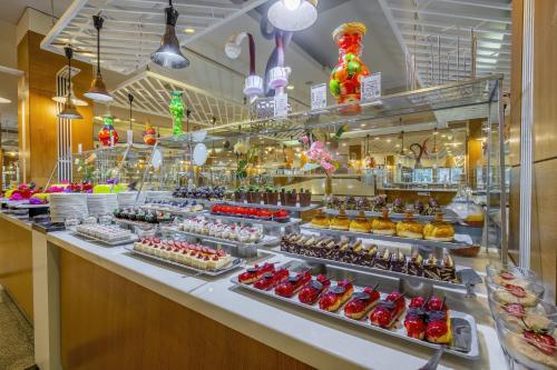ケメルにあるMirada Del Mar Hotel - Ultra All Inclusiveのデザートが詰まった店内の陳列ケース