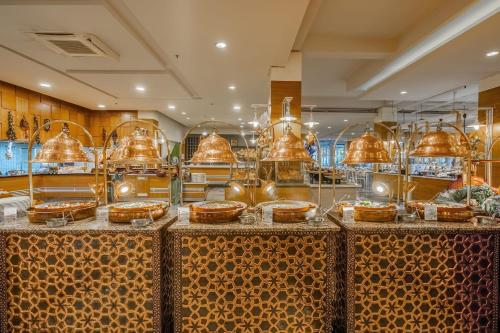 ケメルにあるMirada Del Mar Hotel - Ultra All Inclusiveの食べ物が置かれたテーブルの列