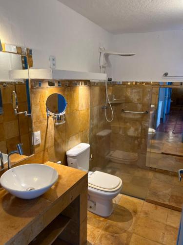 ein Bad mit einem Waschbecken, einem WC und einer Dusche in der Unterkunft MYKONOS HOUSE in Aquiraz