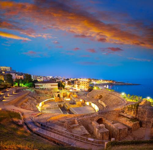 a view of the amphitheater at night at Villa de lujo EL MIRADOR in L'Ampolla