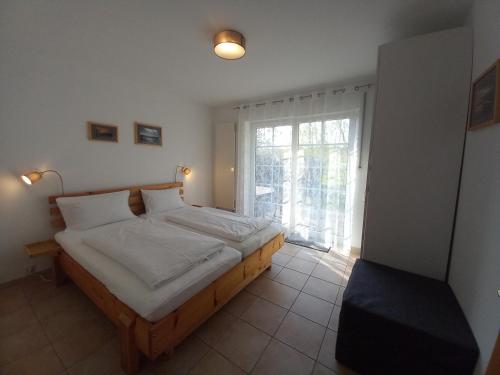 1 dormitorio con cama y ventana grande en Ferienwohung Charlotte en Usedom Town