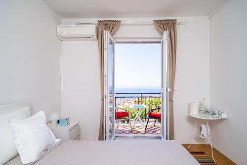 een slaapkamer met een bed en uitzicht op de oceaan bij Guesthouse Slavka in Dubrovnik