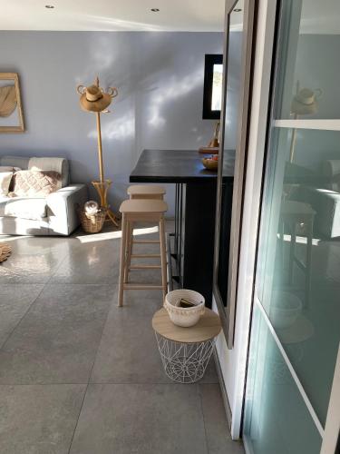 une chambre avec un comptoir, un tabouret et une table dans l'établissement Le Best à Cassis,Top emplacement,Parking,double balcon, à Cassis