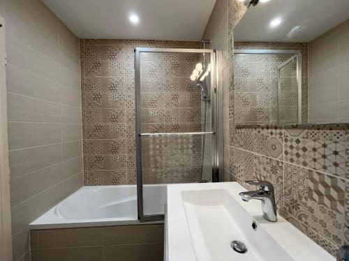 Koupelna v ubytování 4PA76 Appartement avec piscine et parking