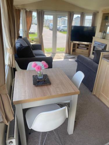 TV a/nebo společenská místnost v ubytování Seawick Caravan Park, St Osyth near Colchester