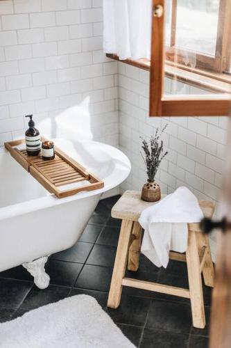 Basket RangeにあるPickers Hut - A Country Style Featured Dream Stayのバスタブと洗面台のあるバスルーム
