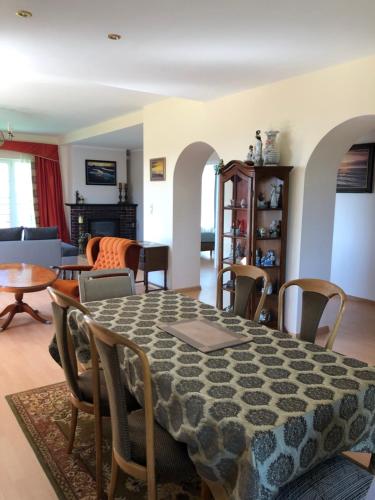 Posezení v ubytování Willa Wicko - Międzyzdroje - apartamenty z aneksem - widok na Zalew Szczeciński