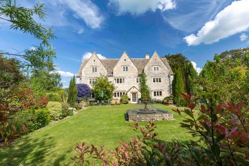 uma vista exterior de uma casa grande com um relvado em Hayes Farm - 8 Houses em Gloucester