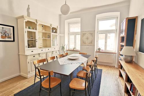 uma sala de jantar com mesa e cadeiras em Vienna Palm Apartments em Viena