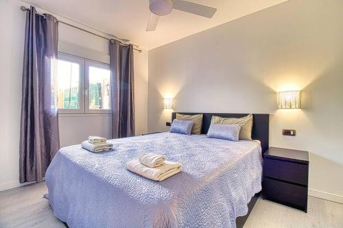 a bedroom with a bed with towels on it at Sand Club Apart Free Wifi in San Miguel de Abona