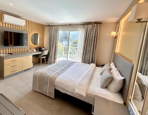 Giường trong phòng chung tại Marina Boutique Hotel