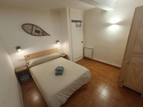 a bedroom with a bed with a wooden head board at Apartamento a pie de pistas in La Molina