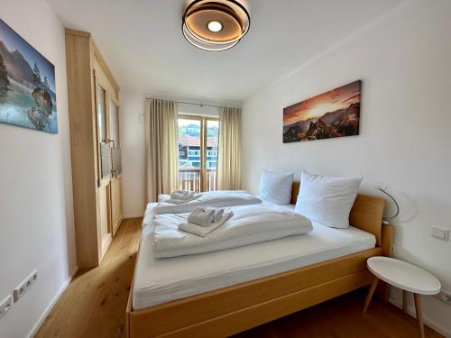 Un pat sau paturi într-o cameră la Apartment Breitensteinblick - wandern, radeln und Mehr