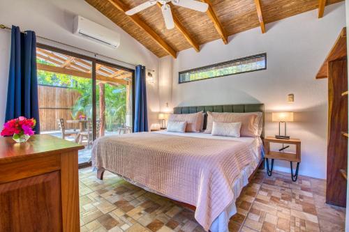 薩馬拉的住宿－Hotel Villas Tangerine，一间卧室设有一张床和一个大窗户