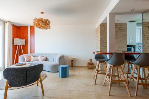 un salon avec un canapé et une table dans l'établissement La Terrasse Zéphyr - Welkeys, à Antibes