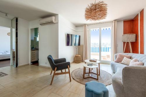 un salon avec un canapé et une table dans l'établissement La Terrasse Zéphyr - Welkeys, à Antibes