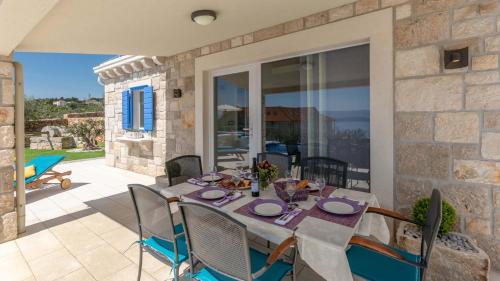 Traditional stone poolside villa in Bol