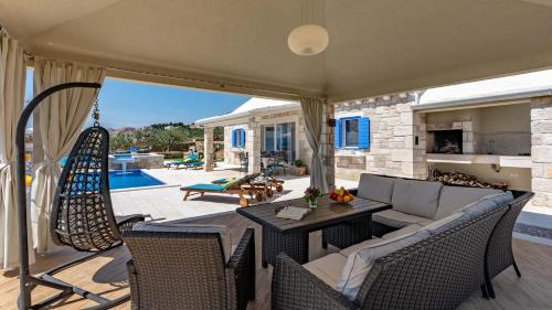 Traditional stone poolside villa in Bol