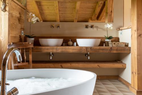 a bathroom with two sinks and a bath tub at Chalet de l'Atray in Les Gets