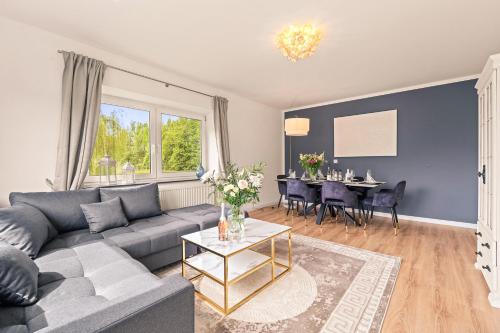 ein Wohnzimmer mit einem Sofa und einem Esszimmer in der Unterkunft Ferien-Apartment Seehas mit Privatstrandzugang in Friedrichshafen