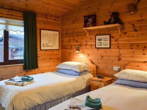 Ένα ή περισσότερα κρεβάτια σε δωμάτιο στο Cozy Loch Lomond Lodge 27, Rowardennan