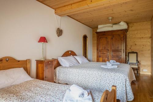 Un dormitorio con dos camas en una habitación. en Chalet Au Gré Du Temps, en Les Gets