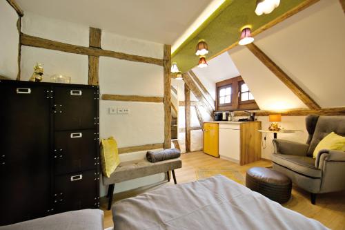 uma sala de estar com uma cama e uma cozinha em Zinsers Appartements im Flämmle 