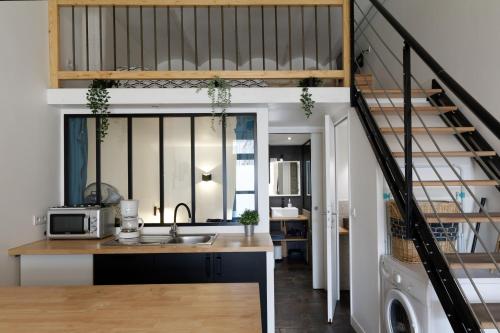 une cuisine avec un évier et un escalier dans une maison dans l'établissement Sleep in Montpellier, Louise, centre, gare, 2 ch, Tram St-Denis, à Montpellier