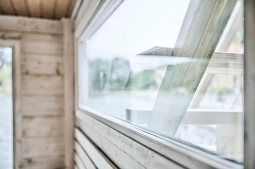 - une fenêtre dans une chambre dotée d'un mur en bois dans l'établissement Farsund Resort, à Farsund