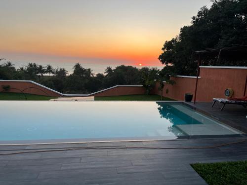 卡普斯基靈的住宿－Villa Paradis magnifique vue mer，一座享有日落美景的游泳池