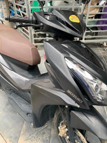 ein Motorroller in einer Garage geparkt ist in der Unterkunft Ngan Ha Homestay in Ha Giang