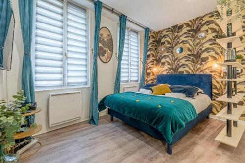 - une chambre avec un lit bleu et une grande fenêtre dans l'établissement La Petite Escale, à Metz
