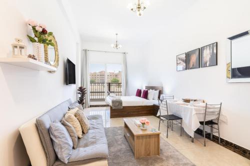 Lower floor studio with a sofa bed in JVC - Allsopp&Allsopp